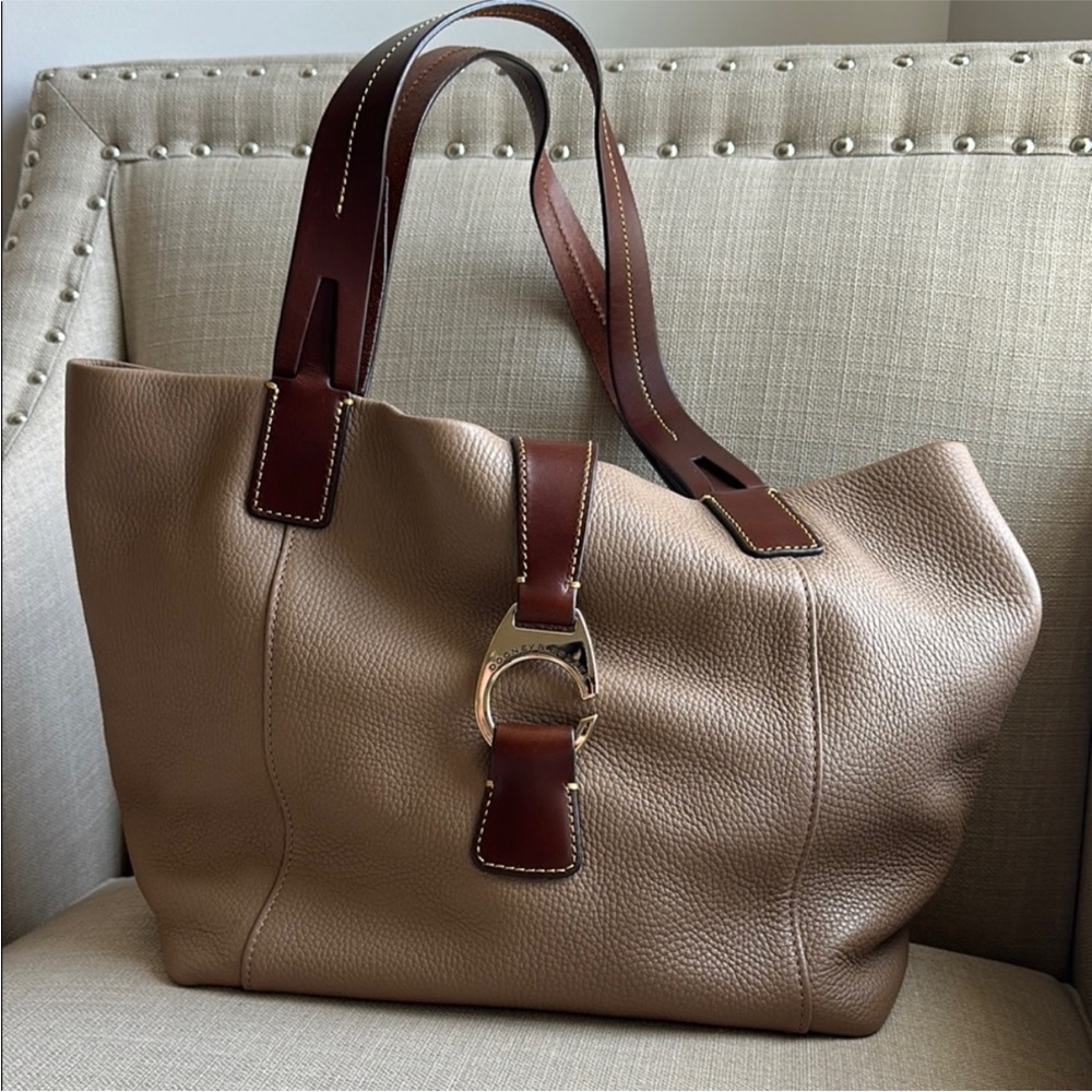 👜LIKE NEW👜 Dooney & Bourke Florentine East/West Shopper in Mushroom